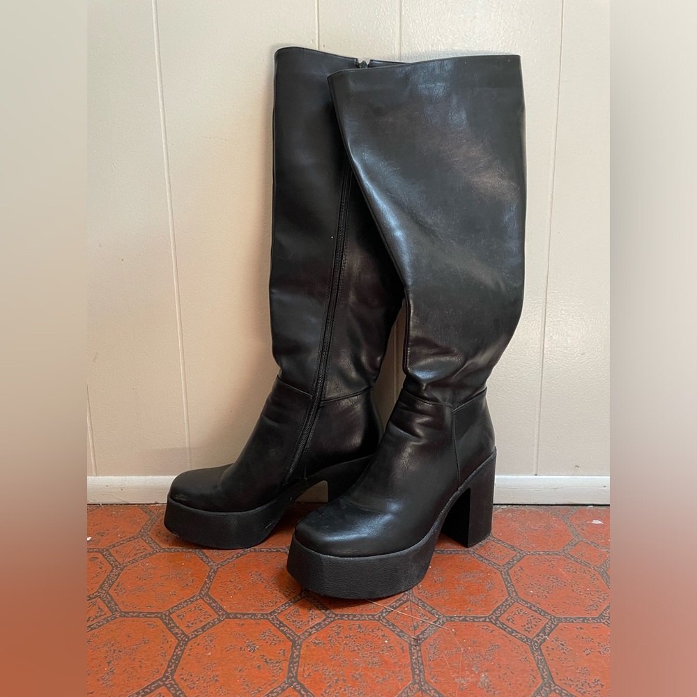 knee high black platform boots